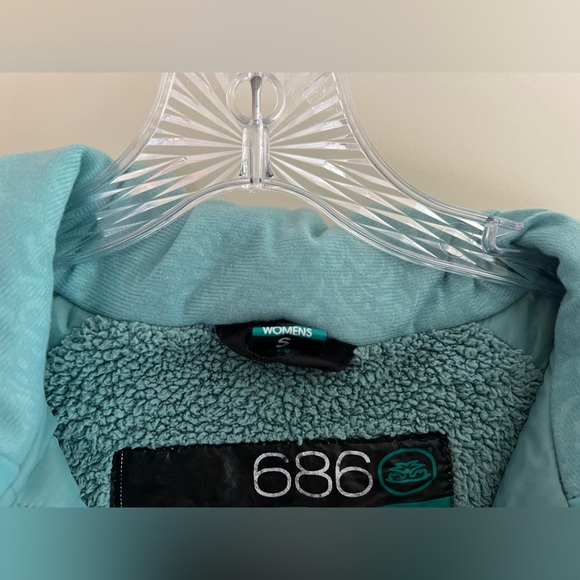 686 Mannual Women’s Insulated Snowboarding Jacket in Black - Picture 11 of 12